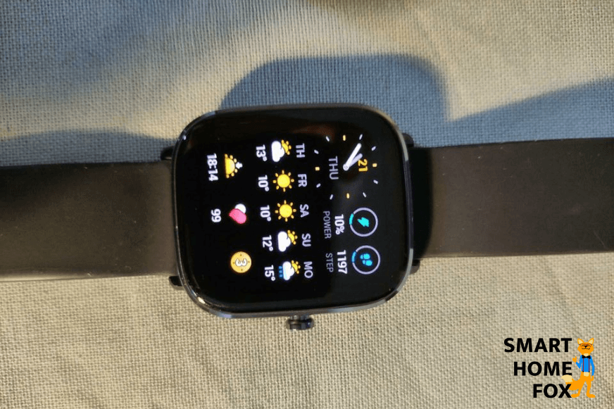 Die Amazfit GTS 2 Mini in schwarzer Farbe liegt auf einer Decke